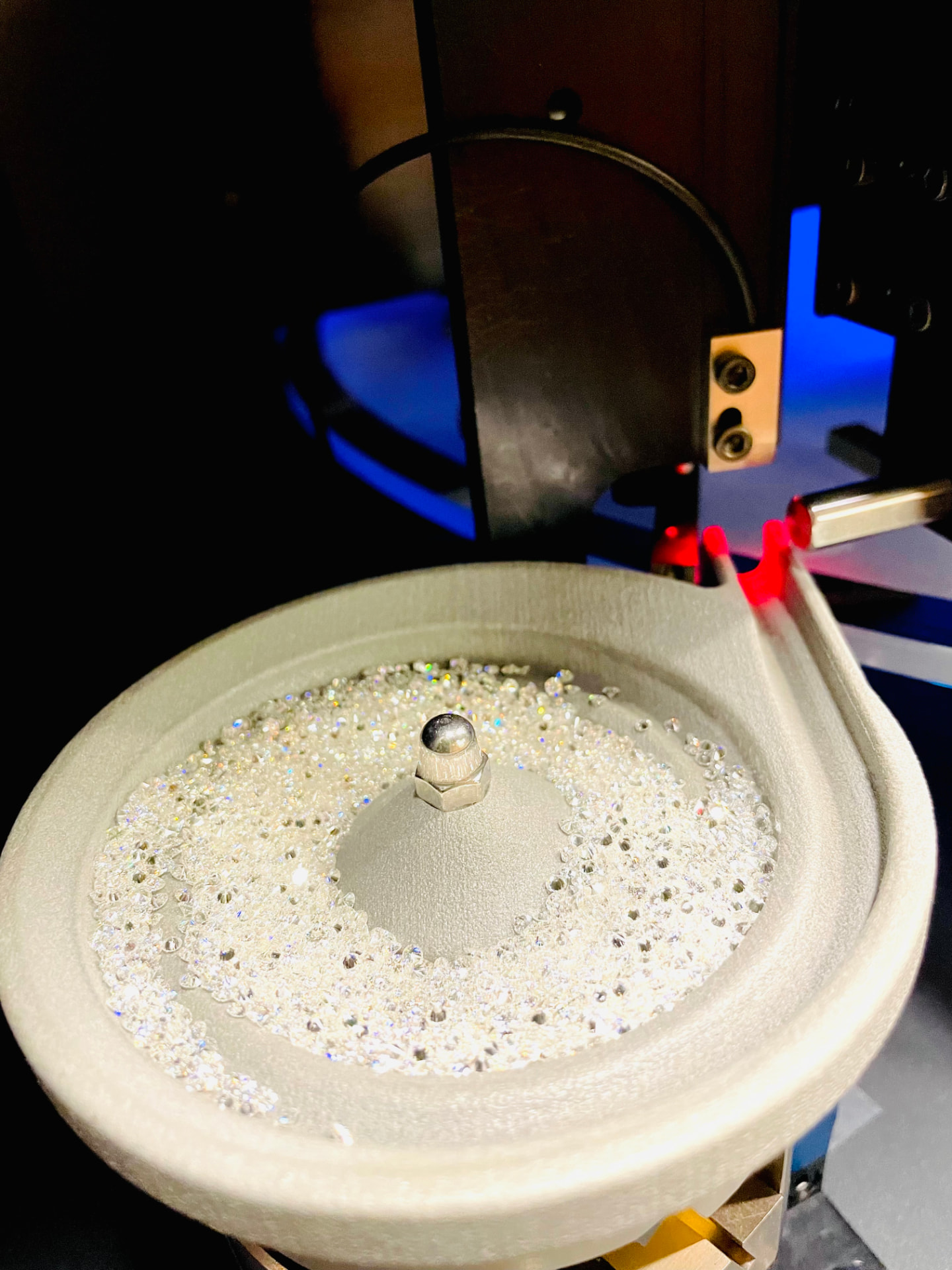 Laser measurement system scanning polished diamonds in a calibrated tray