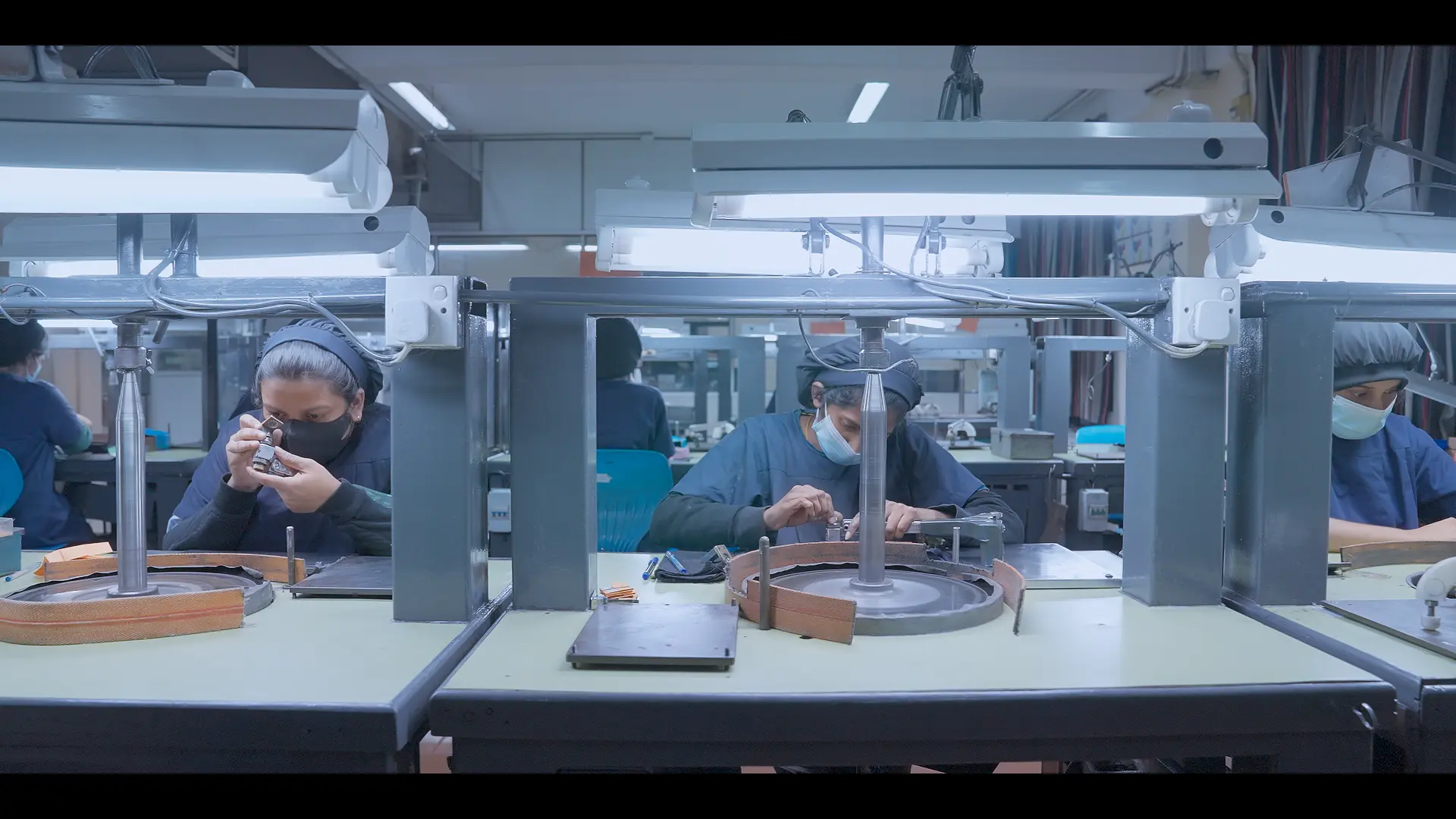 Richold polishing benches — operators inspecting and polishing diamonds under controlled lighting